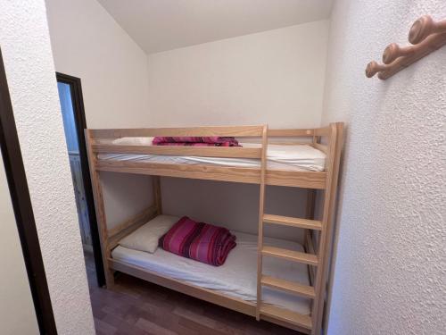 Résidence les Cristallines في لو ليوران: غرفة صغيرة مع سرير بطابقين في غرفة