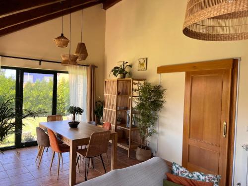 ビラガルシーア・デ・アロウサにあるGalicia Getaway - A Casa dos Cancelosのダイニングルーム(木製テーブル、椅子付)
