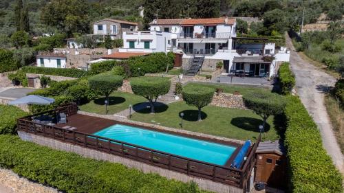 uma vista aérea de uma casa com piscina em ARGENTARIO Laura's POOL VILLA em Porto Ercole