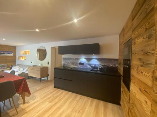 une cuisine avec un aquarium et une salle à manger dans l'établissement Appartement Central : 3 Chambres, Terrasse, Garage, Parking, Wifi – Pied des Pistes ! - FR-1-437-45, à La Clusaz
