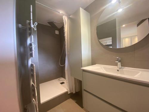 une salle de bain avec un lavabo et un miroir dans l'établissement Appartement Central : 3 Chambres, Terrasse, Garage, Parking, Wifi – Pied des Pistes ! - FR-1-437-45, à La Clusaz