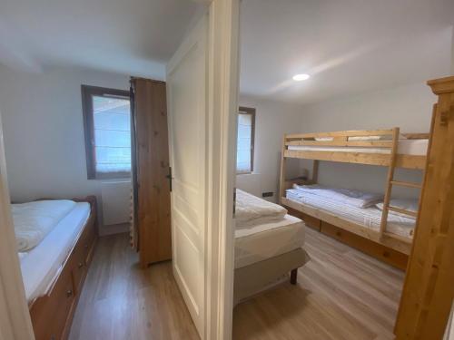 - une chambre avec 2 lits superposés et un placard dans l'établissement Appartement Central : 3 Chambres, Terrasse, Garage, Parking, Wifi – Pied des Pistes ! - FR-1-437-45, à La Clusaz