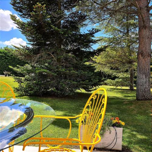 a yellow table and chairs sitting in a yard at Villa Prana in Avila