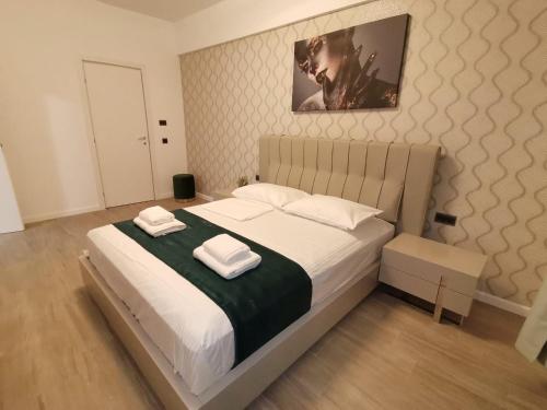 ein Schlafzimmer mit einem großen Bett mit zwei Handtüchern darauf in der Unterkunft ZIGON Summer Place by Casa Del Mar in Mamaia