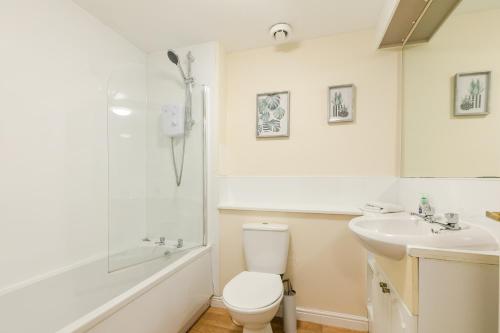 Gallery image of Dicksonfield Quiet Central Family Apartment with Parking in Edinburgh