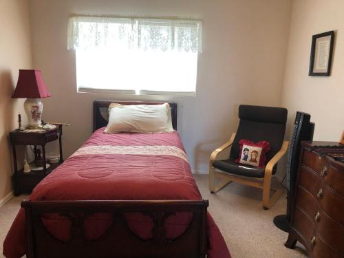 En eller flere senger på et rom på 1 or 2 bedrooms with bath in our shared home at Indian Peaks Golf Course