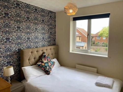 Ліжко або ліжка в номері Exclusive Homely Cambridge 4 bed house with free parking, big garden and sleeps 10