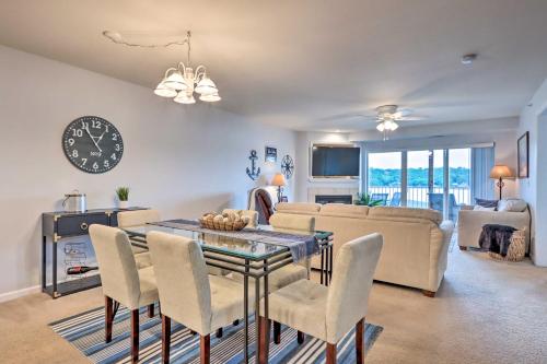 Χώρος καθιστικού στο Breezy Lakefront Condo with Balcony and Lake View!