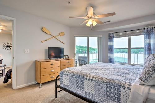 Ένα ή περισσότερα κρεβάτια σε δωμάτιο στο Breezy Lakefront Condo with Balcony and Lake View!