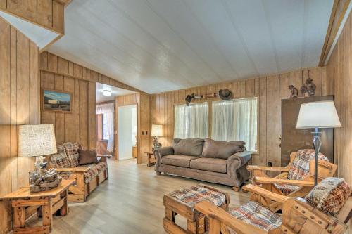 ハッチにあるHatch Retreat with Deck, Grill and Creek Access!の木製の壁のリビングルーム(ソファ、椅子付)
