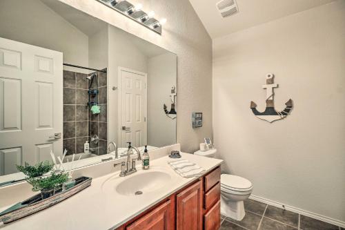 Un baño con lavabo, inodoro y espejo. en Lago Vista Waterside Retreat with Lake Access, en Lago Vista
