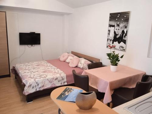 Ένα ή περισσότερα κρεβάτια σε δωμάτιο στο Pelivan Apartments