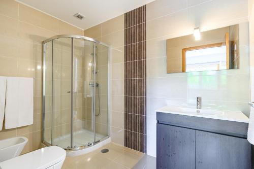 ein Bad mit einer Dusche, einem WC und einem Waschbecken in der Unterkunft Escolinha de France in France
