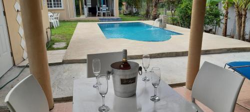 Bazén v ubytování Tu casa de playa, Menus del Mar, te espera pronto nebo v jeho okolí