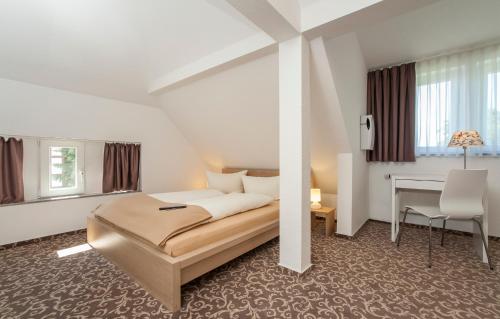 Postel nebo postele na pokoji v ubytování Pension Lok-Inn