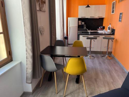 cocina con mesa y sillas en una habitación en Millau Superbe Studio 35m2 Centre ville calme et Ajouré, en Millau
