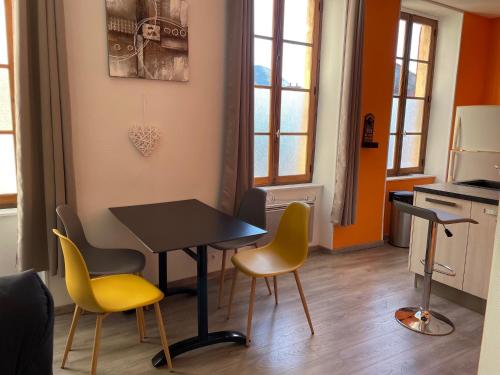 cocina con mesa y sillas en una habitación en Millau Superbe Studio 35m2 Centre ville calme et Ajouré, en Millau
