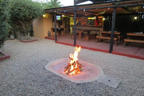 eine Feuerstelle in der Mitte einer Terrasse in der Unterkunft Kudu Ridge Game Lodge in Addo