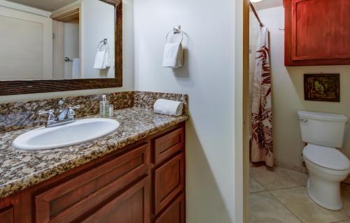 uma casa de banho com um lavatório e um WC em Hanalei Bay Resort 6102 condo em Princeville