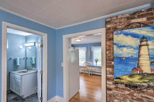 肯纳邦克Kennebunk Home with Yard Less Than 1 Mile to Dock Square!的浴室装饰有灯塔画作