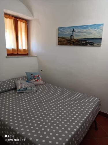 ein Schlafzimmer mit einem Bett und einem Bild eines Leuchtturms in der Unterkunft La Quiete in Beverino