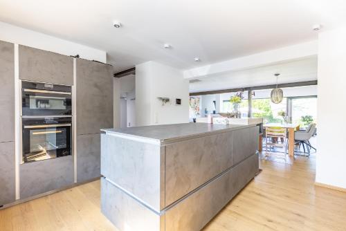 an open kitchen with a counter and a dining room at B26 Apartments - Unterwegs zu Hause in Willich
