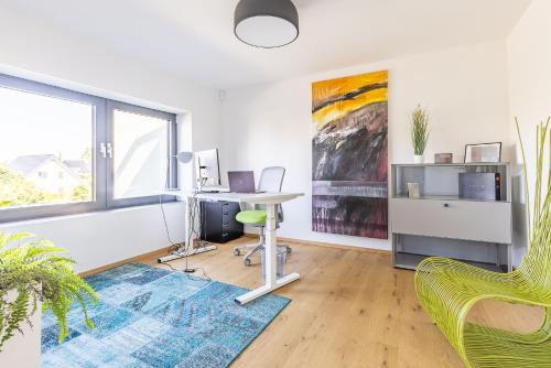 an office with a desk and chairs in a room at B26 Apartments - Unterwegs zu Hause in Willich