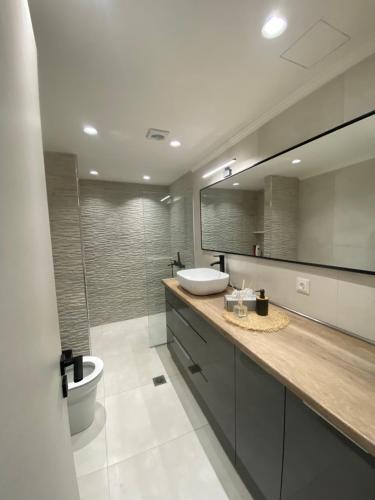łazienka z umywalką i toaletą w obiekcie MEDUSA Luxury Apartments w mieście Finikounda