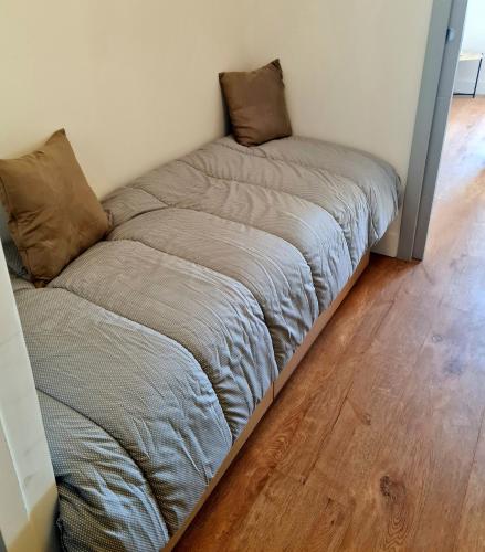 - un lit dans un coin de pièce dans l'établissement Magnifique studio à deux pas de la plage parking, à Sète