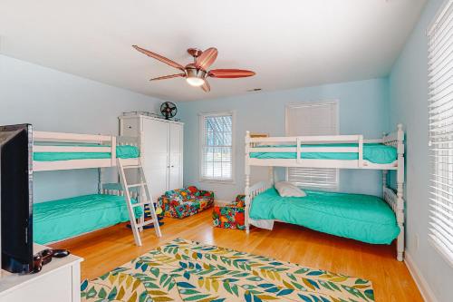 1 dormitorio con 2 literas y ventilador de techo en Town of Bethany Beach - 222 Ocean View, en Bethany Beach