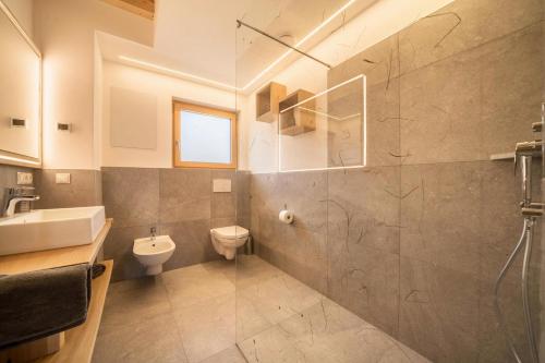 a bathroom with a toilet and a sink at Haughof Apartement Bauerngarten in Verano