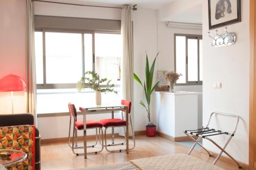 ein Wohnzimmer mit Tisch und Stühlen in der Unterkunft MalagaOlé Centro in Málaga