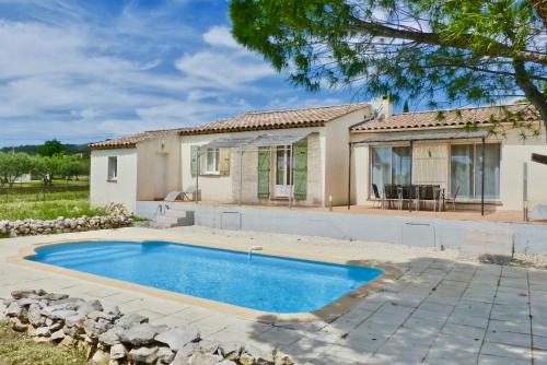 une villa avec piscine devant une maison dans l'établissement Villa de plain pied avec BBQ et piscine, à Tavernes