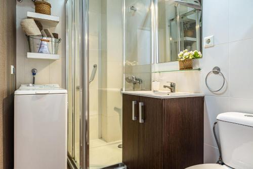 ein Badezimmer mit Dusche, Waschbecken und Toilette in der Unterkunft Apartamento en la playa 105 in Guanarteme