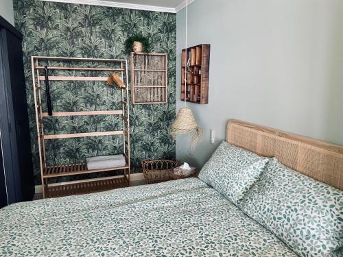 um quarto com uma cama e uma parede verde em Ostsee Liebe em Neustadt in Holstein