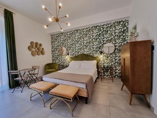 - une chambre avec un lit, une table et des chaises dans l'établissement Dimora Giusti, à Lecce