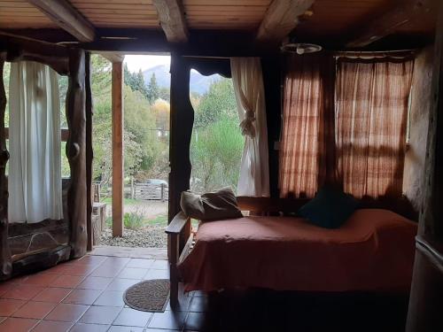 - une chambre avec un lit dans une pièce dotée d'une fenêtre dans l'établissement Casa de Montaña Excelente Vista Pre-Viaje 2022, à San Carlos de Bariloche