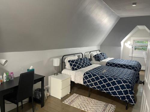 Tempat tidur dalam kamar di Boston Monadnock Properties