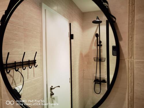 W łazience znajduje się prysznic i lustro. w obiekcie Apartment Beach Kavatsi w mieście Sozopol
