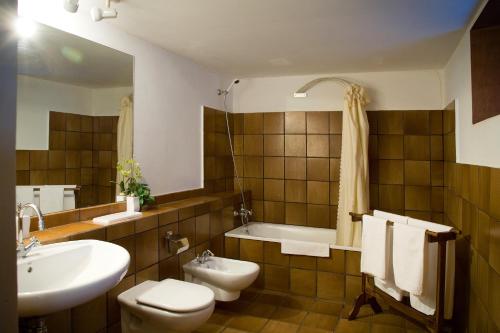 uma casa de banho com um lavatório, um WC e uma banheira em Casa Rural Cordobelas em Cedeira