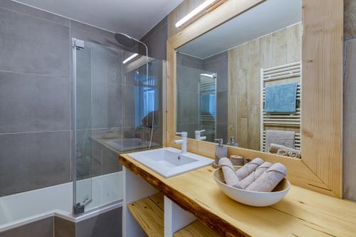 夏慕尼白朗峰的住宿－Le Petit Balcon avec vue sur le Mont-Blanc 2 étoiles，一间带水槽和镜子的浴室