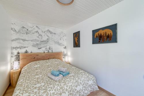 夏慕尼白朗峰的住宿－Le Petit Balcon avec vue sur le Mont-Blanc 2 étoiles，一间卧室配有带毛巾的床