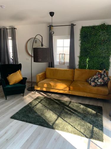 a living room with a brown couch and a green wall at Schicke neue Ferienwohnung in Bremen