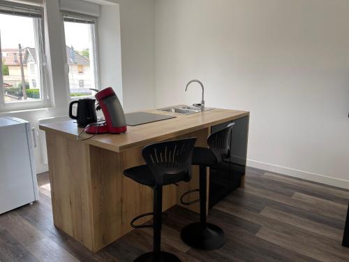 une cuisine avec un bureau avec un évier et une chaise dans l'établissement Le 33 L’Idéal, à Belfort