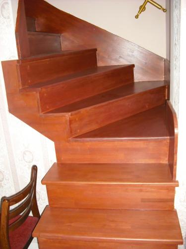 a stairway with wooden steps in a room at Nora Ház Hajdúszoboszló in Hajdúszoboszló