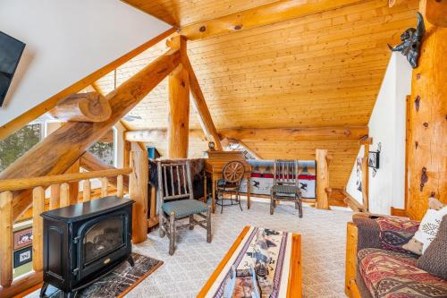a living room with a fireplace in a log cabin at Tetro Rock Retreat in Deadwood