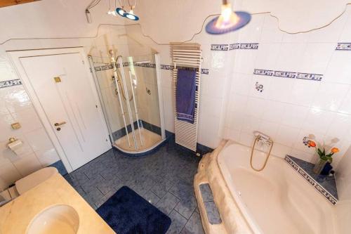 een badkamer met een bad, een douche en een toilet bij Haus Evelin in Kundl