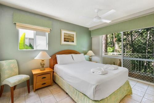 努沙岬的住宿－8 30EDGAR Noosa Heads Come Stay awhile，一间卧室设有一张床和一个窗口