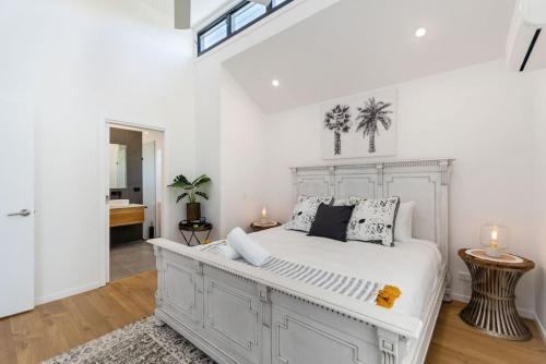 1 dormitorio con 1 cama blanca grande en una habitación en PACIFIC Stunning Coastal Home The Perfect Family Getaway, en Sunshine Beach