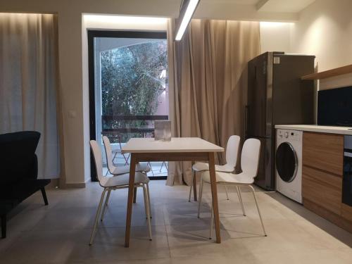 una cucina con tavolo e sedie in una stanza di Eirini's Apartment a Análipsis